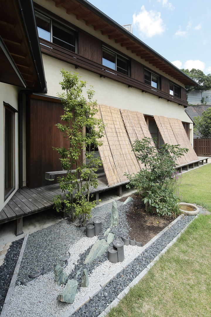 茅葺をめぐる露地と庭と。, 和泉屋勘兵衛建築デザイン室 和泉屋勘兵衛建築デザイン室 Azjatycki ogród