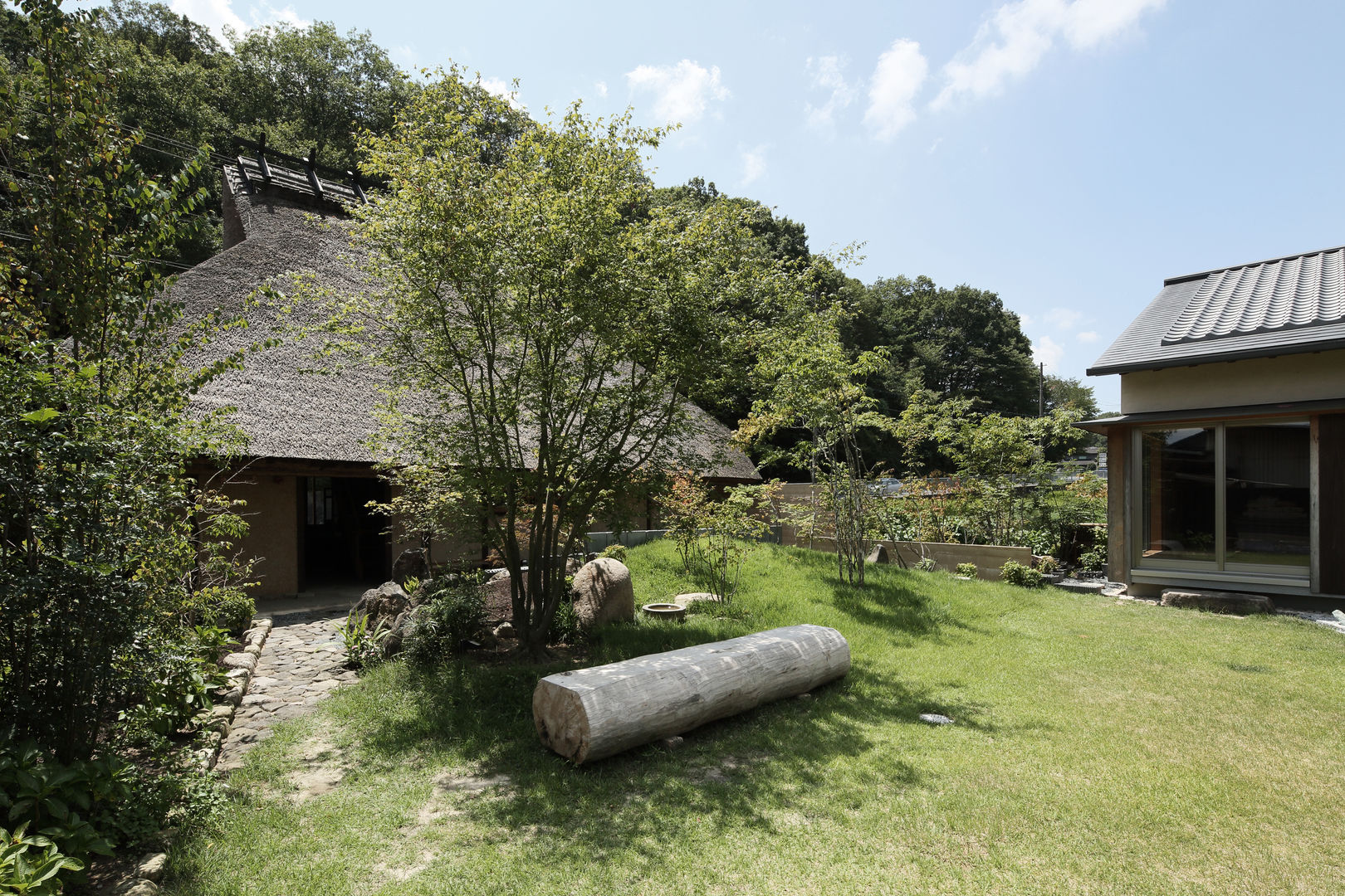 茅葺をめぐる露地と庭と。, 和泉屋勘兵衛建築デザイン室 和泉屋勘兵衛建築デザイン室 Asiatischer Garten