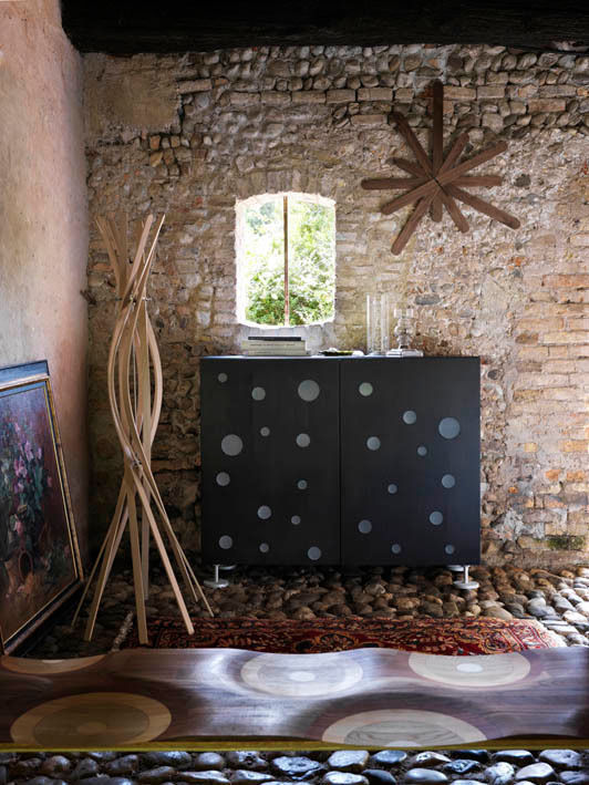 POLKA DOTS Artesa - WOODCLOCK Reloj - TWIST Perchero - RIPPLES Banco CASAMANIA HORM FACTORY OUTLET Balcones y terrazas de estilo rural