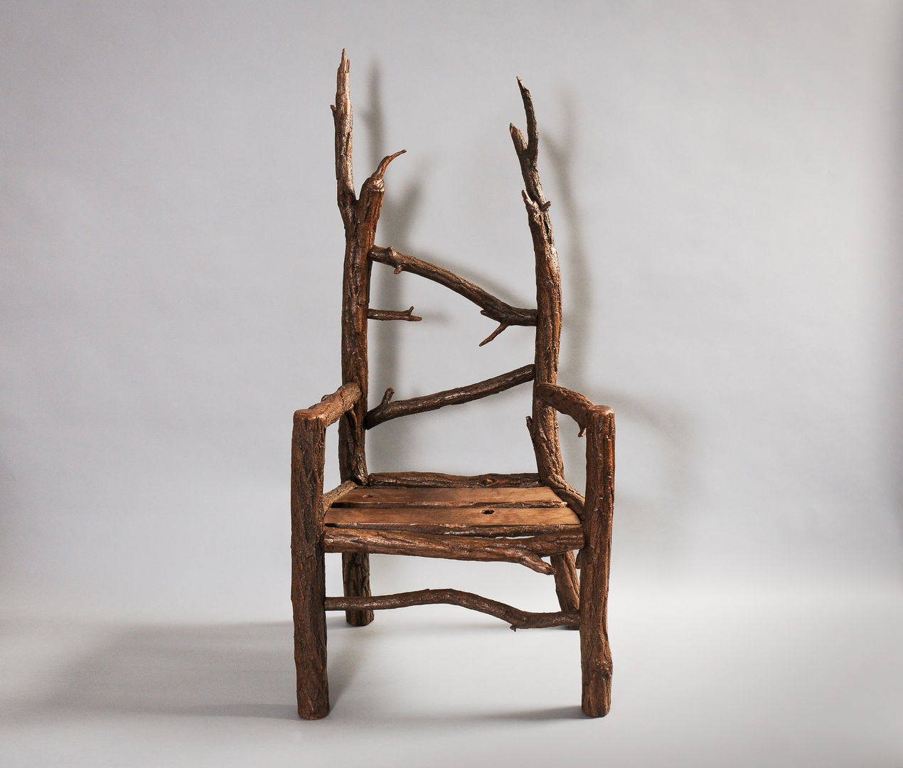 Stuhl aus Wildholz, Tuldok Tuldok Salones rústicos de estilo rústico Madera Acabado en madera Sofás y sillones