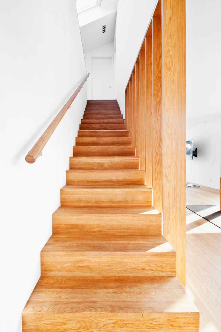 Wohnhaus Leichingen, Corneille Uedingslohmann Architekten Corneille Uedingslohmann Architekten Rustic style corridor, hallway & stairs