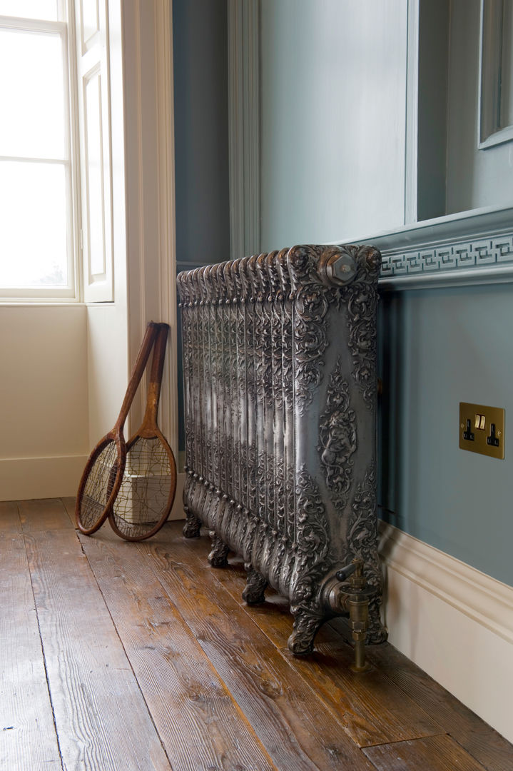 Verona Cast Iron Radiator is available to purchase at UKAA UKAA | UK Architectural Antiques ห้องน้ำ ของแต่งห้องน้ำ