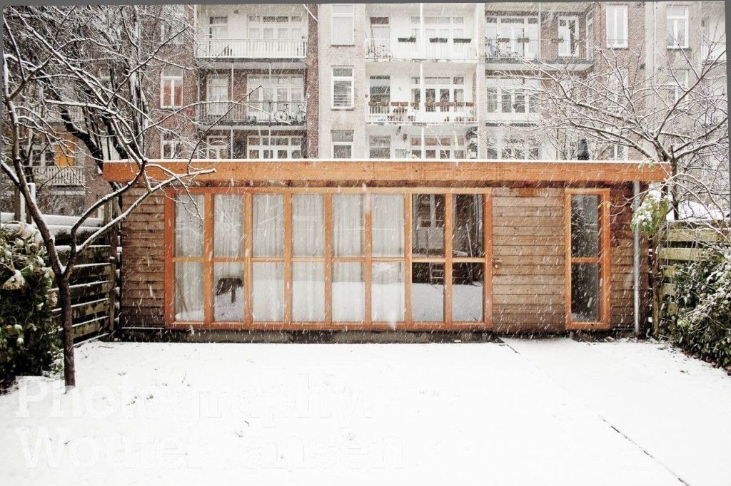 ​Voorgevel Atelier Paco Bunnik Minimalistische tuinen Sneeuw,Gebouw,Venster,Plant,Hout,Boom,Steen,Deur,woongebied,Metselwerk