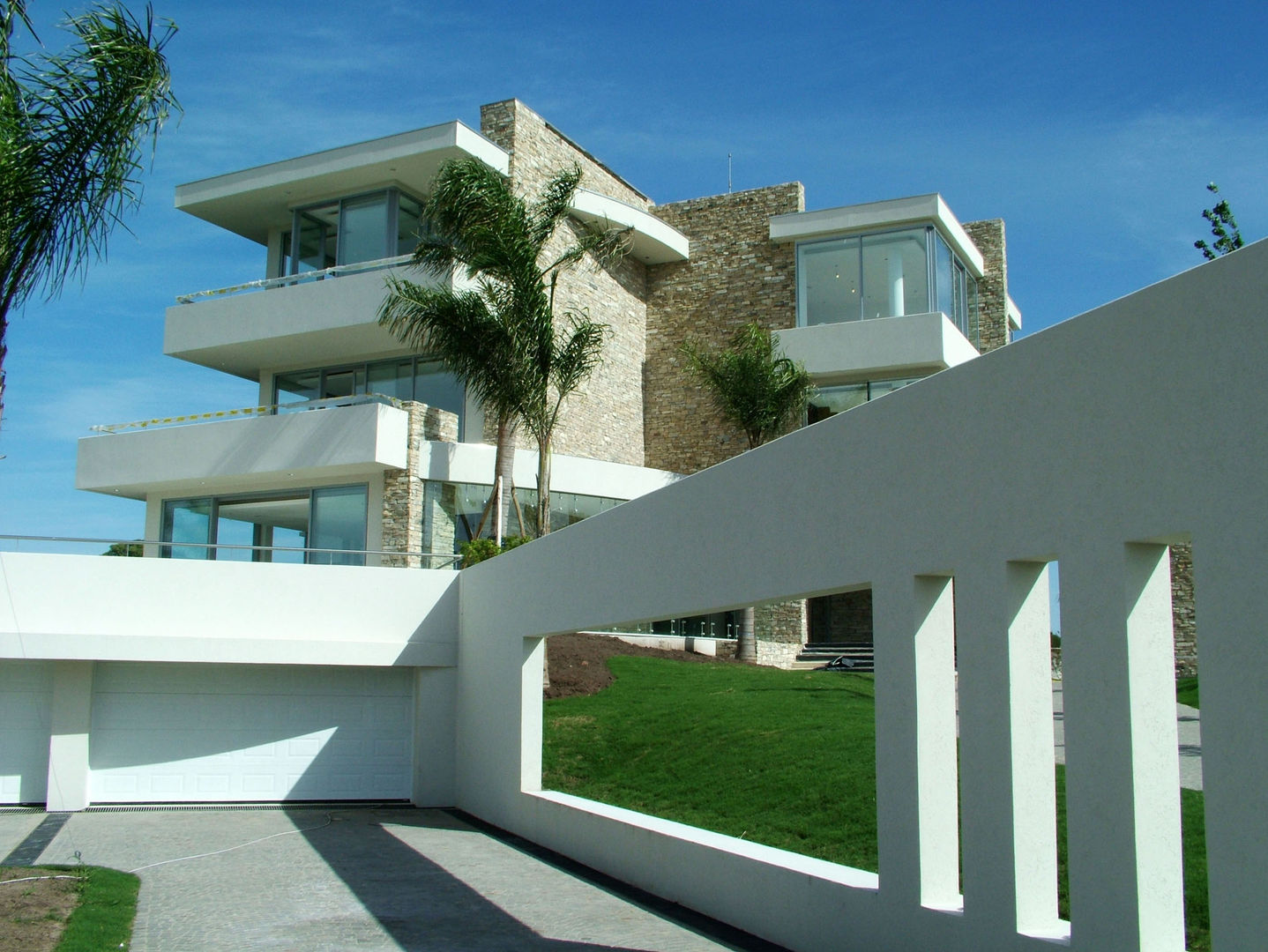 La casa que canta, VACCAREZZA Y TENESINI S.A. VACCAREZZA Y TENESINI S.A. Casas modernas