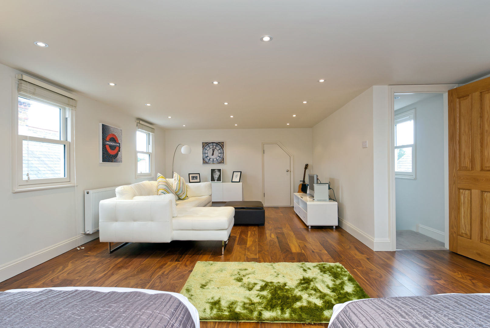 Modern living area transformation A1 Lofts and Extensions Chambre moderne