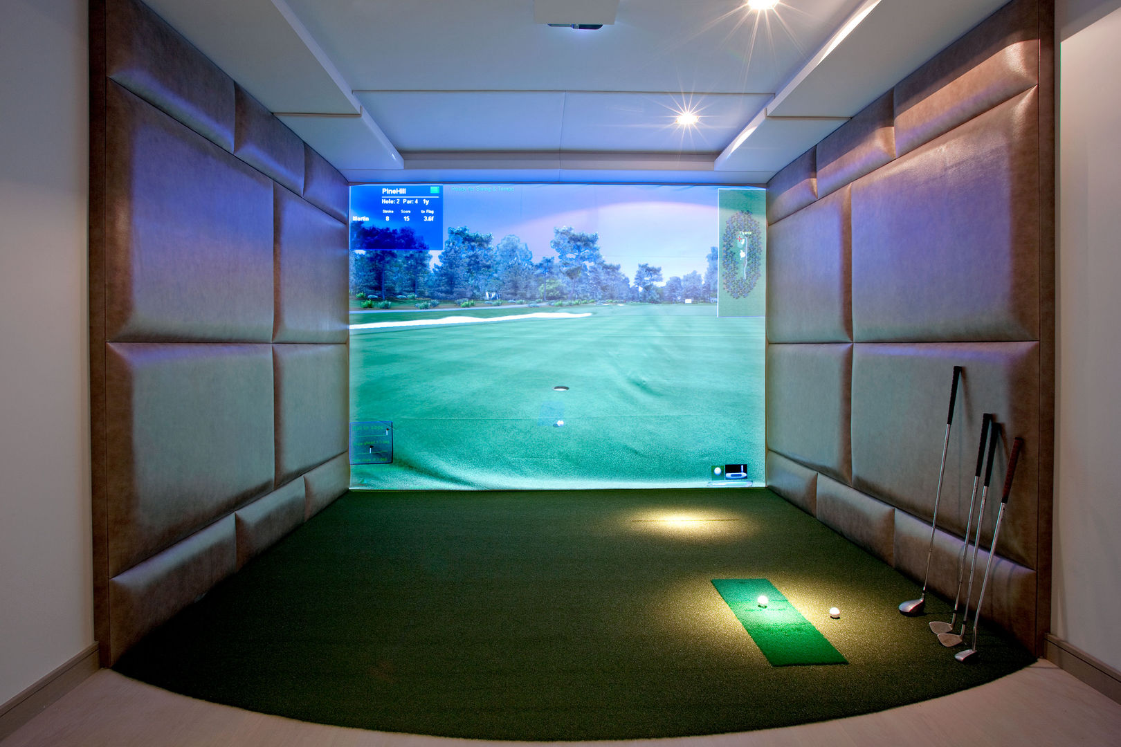 Home Golf Simulator RBD Architecture & Interiors 모던스타일 피트니스 룸