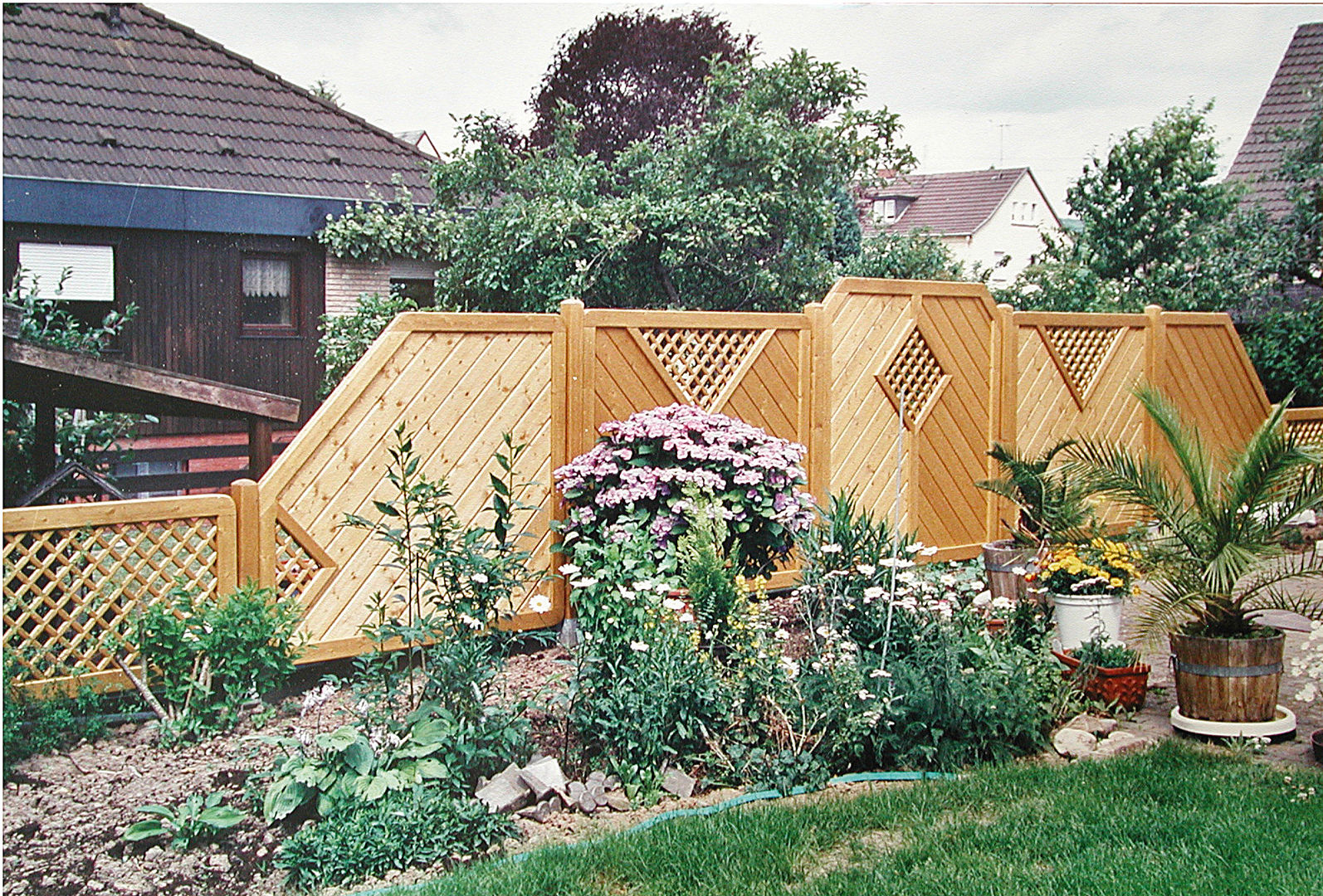 Sichtschutz am Haus und im Garten, BEGO Holz und Stahl BEGO Holz und Stahl 클래식스타일 정원