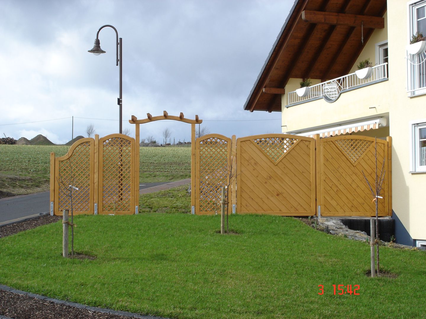 Sichtschutz am Haus und im Garten, BEGO Holz und Stahl BEGO Holz und Stahl Balcones y terrazas de estilo clásico