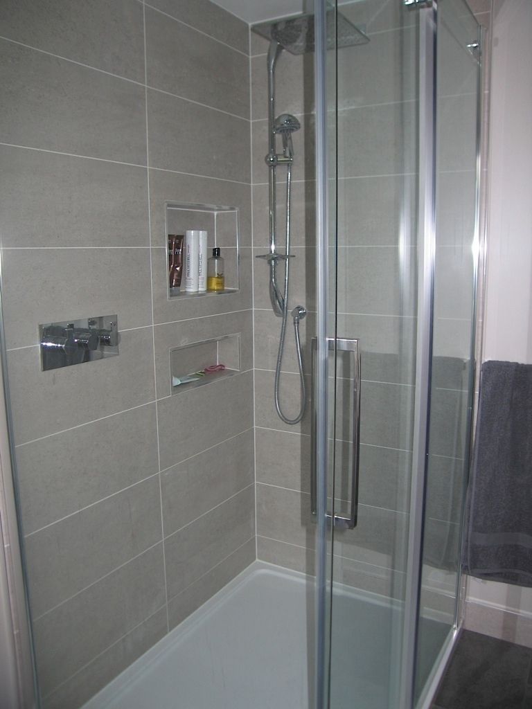 Modern built in shower shelve A1 Lofts and Extensions Ванна кімната Ванни та душові