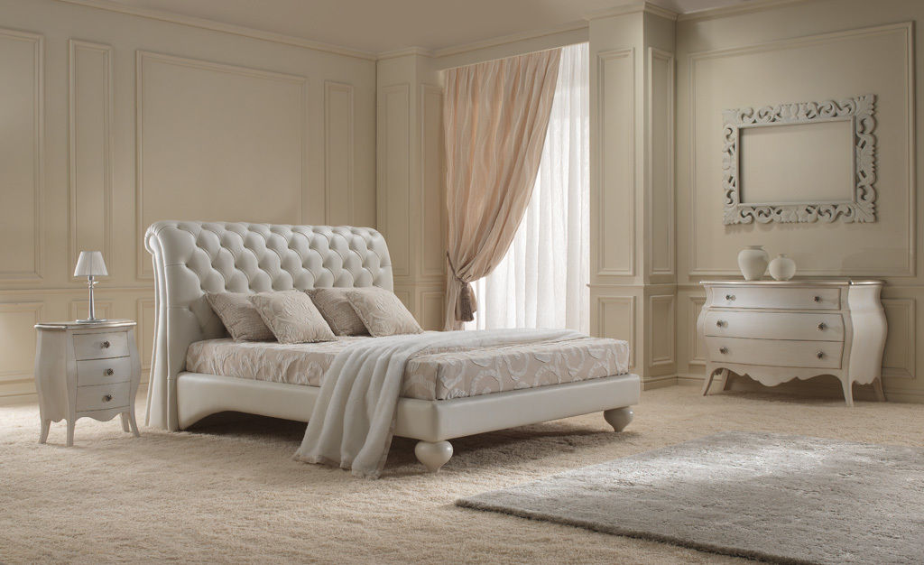 Un classico rivisitato e total white, VIS arredamenti VIS arredamenti Dormitorios de estilo clásico Camas y cabeceras