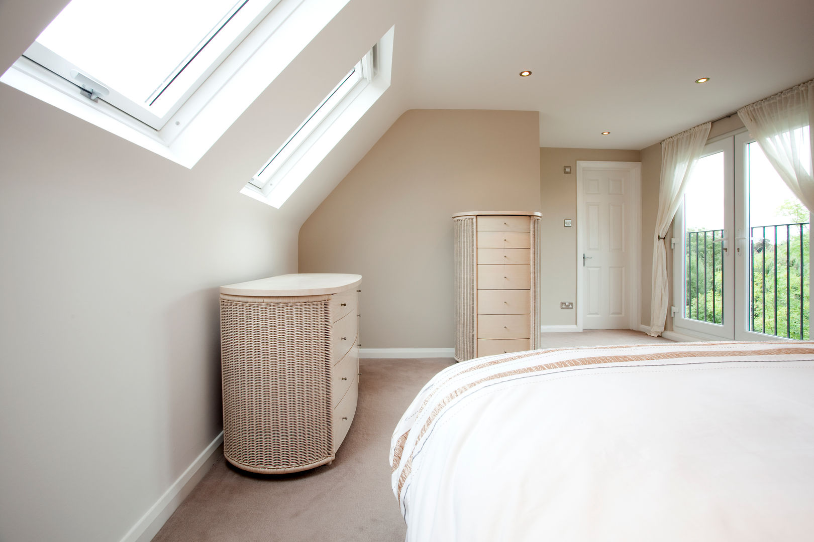 Wimbledon Loft Conversion , A1 Lofts and Extensions A1 Lofts and Extensions Minimalist bedroom Wardrobes & closets