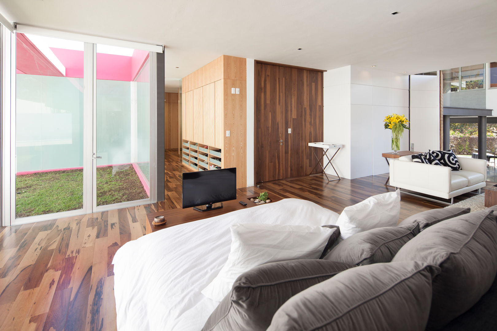 Casa Rinconada., Echauri Morales Arquitectos Echauri Morales Arquitectos Minimalist bedroom Beds & headboards