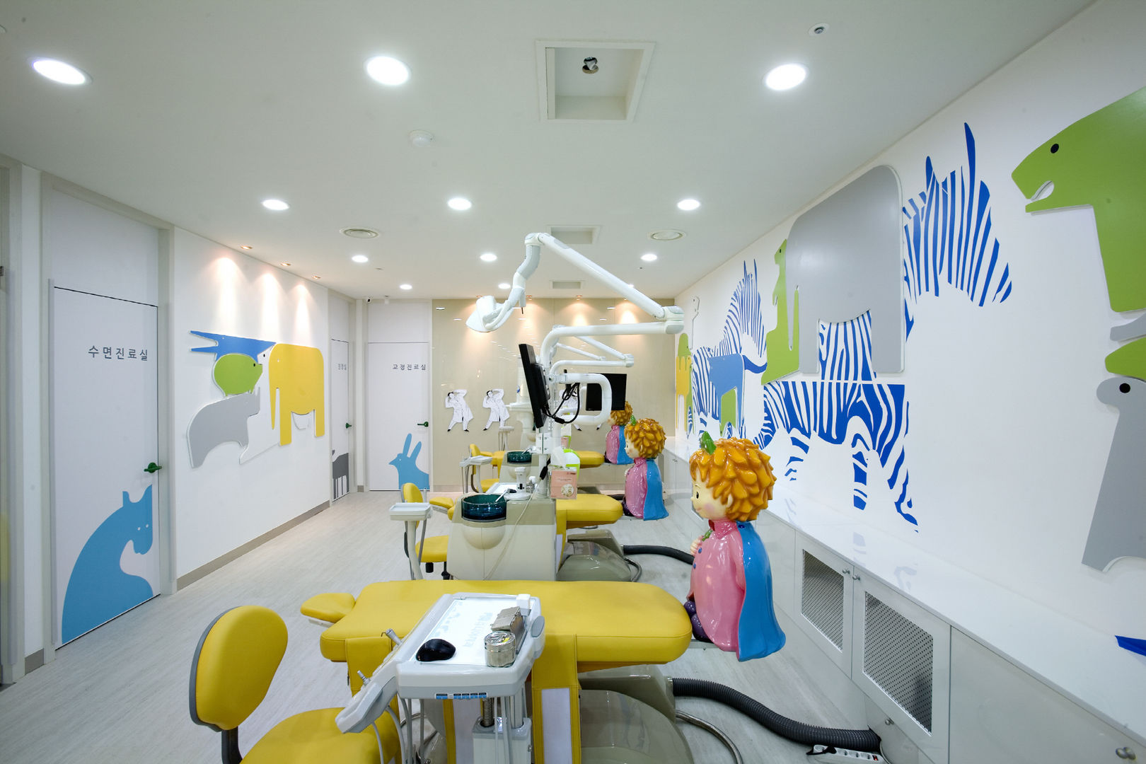 JinJu Junior Dental Clinic, (주)유이디자인 (주)유이디자인 Commercial spaces Hospitals