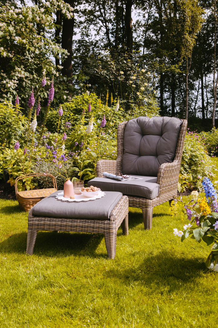 Relaxed loungen in de tuinmeubelen van Kees Smit Tuinmeubelen , Kees Smit Tuinmeubelen Kees Smit Tuinmeubelen Jardins campestres Mobiliário