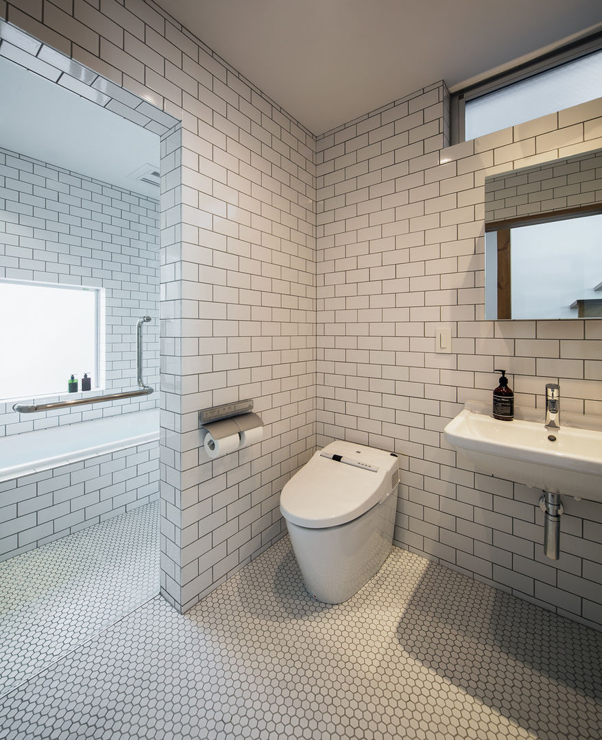 The toilet and the bathroom 株式会社seki.design Modern bathroom