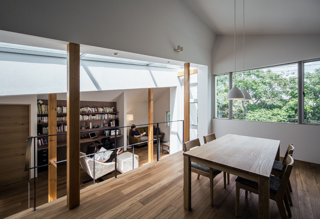 A view of the study and the living room from the dining room 株式会社seki.design 现代客厅設計點子、靈感 & 圖片