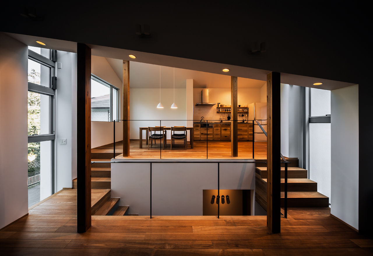 A view of the dining room and the kitchen from the study and the living room 株式会社seki.design Modern Living Room