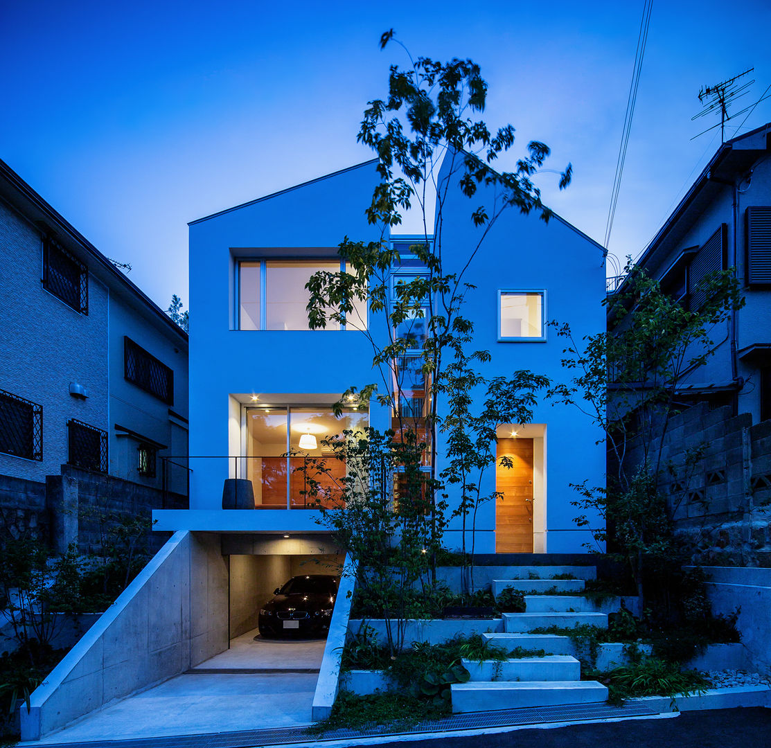 A view of the front at twilight 株式会社seki.design Modern houses