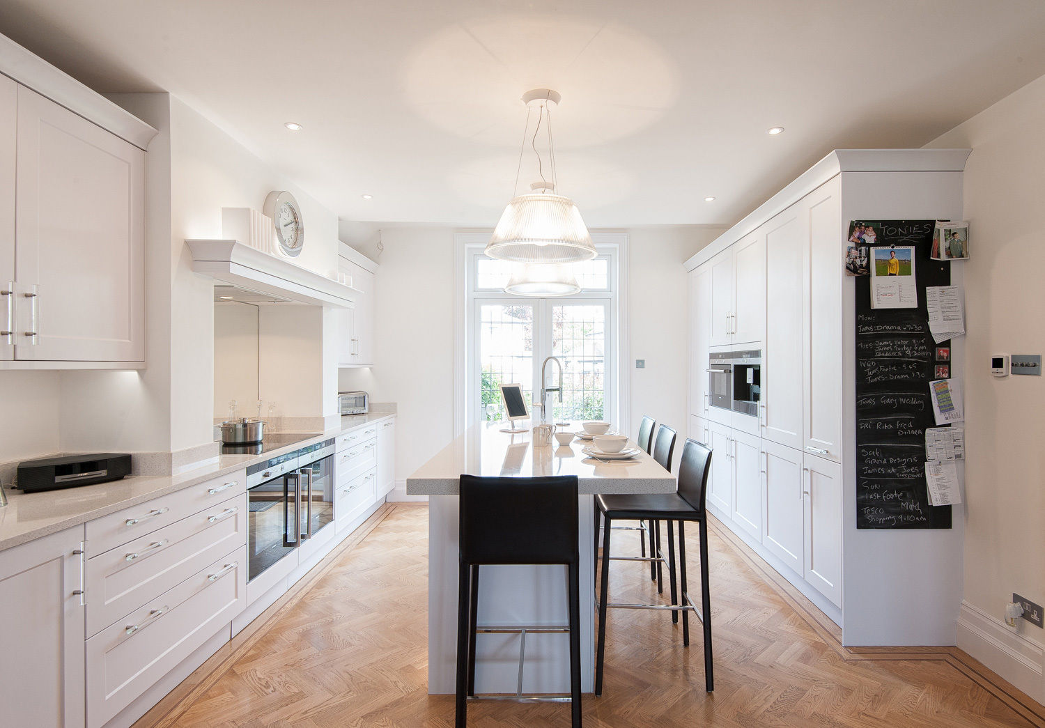 Traditional meets contemporary white kitchen homify Cocinas de estilo clásico