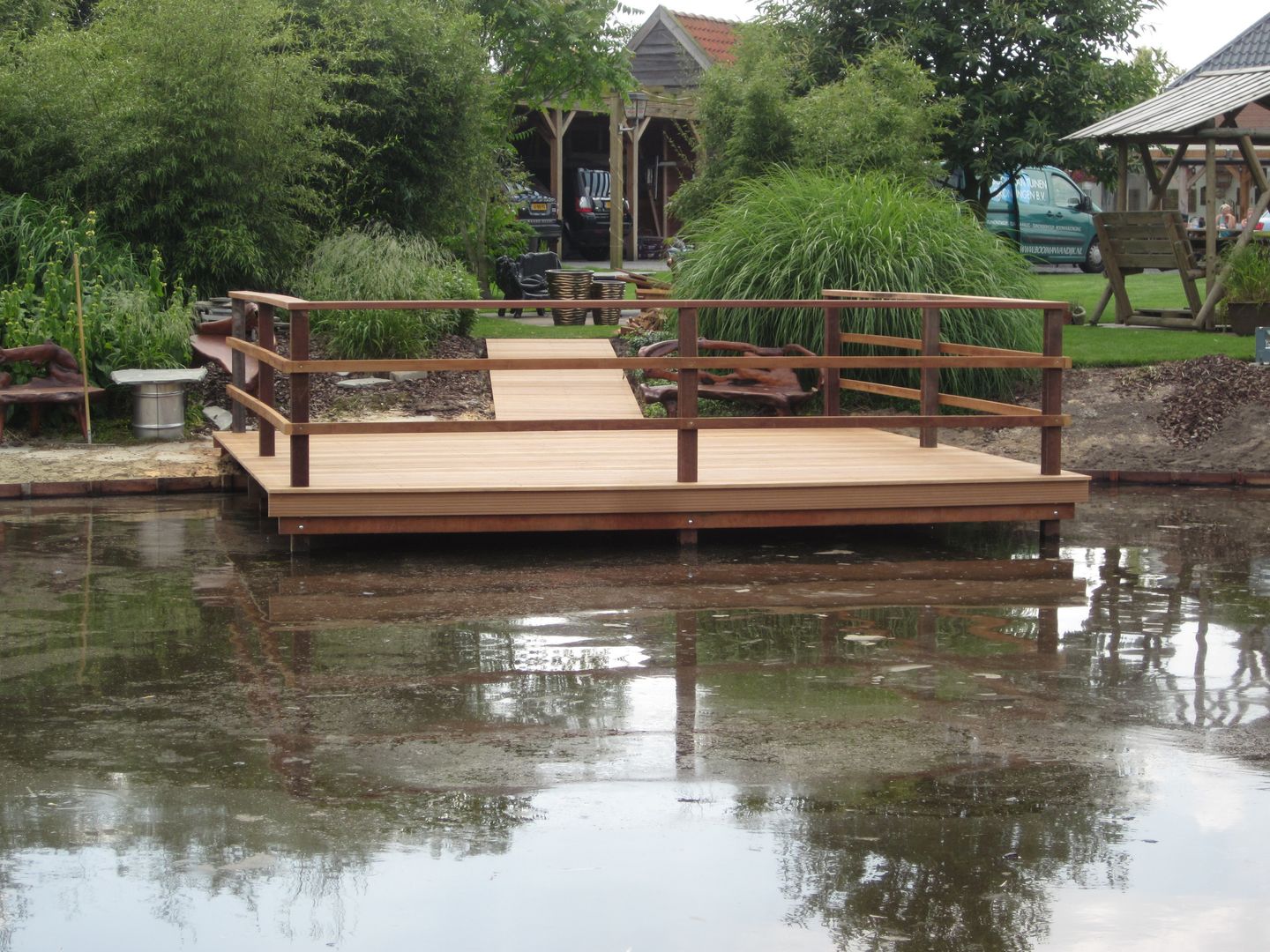 Vlonder en beschoeiing gerealiseerd in tuin met theehuis, Van Dijk Tuinen Groningen Van Dijk Tuinen Groningen حديقة