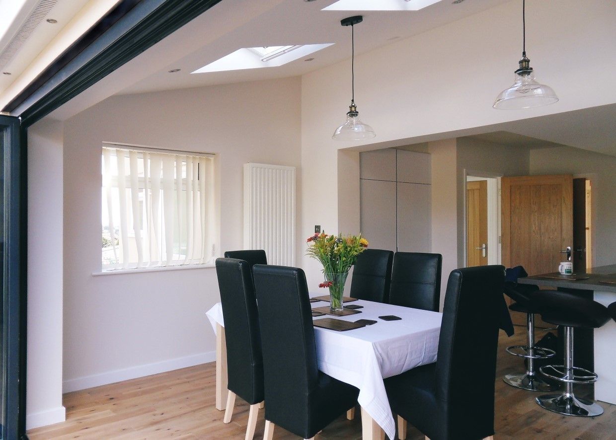 Dining area Rogers and Jones Architects Moderne eetkamers