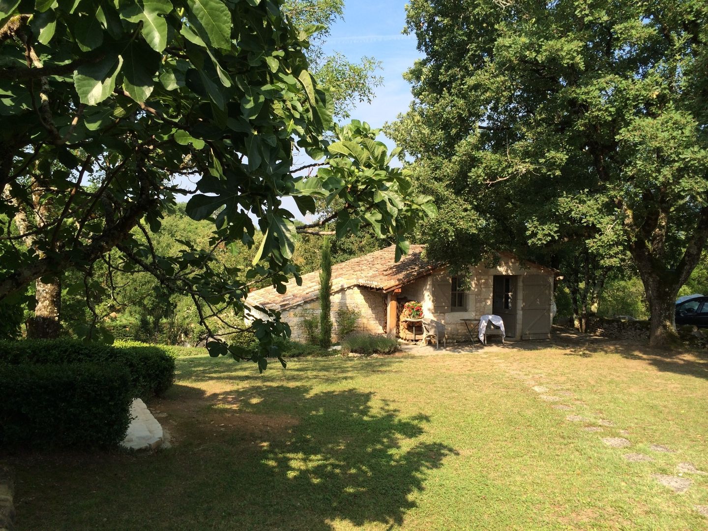 CAMPAGNE CHIC MAISON DE FAMILLE, INSIDE-DECO-TENDANCE INSIDE-DECO-TENDANCE Country style garden