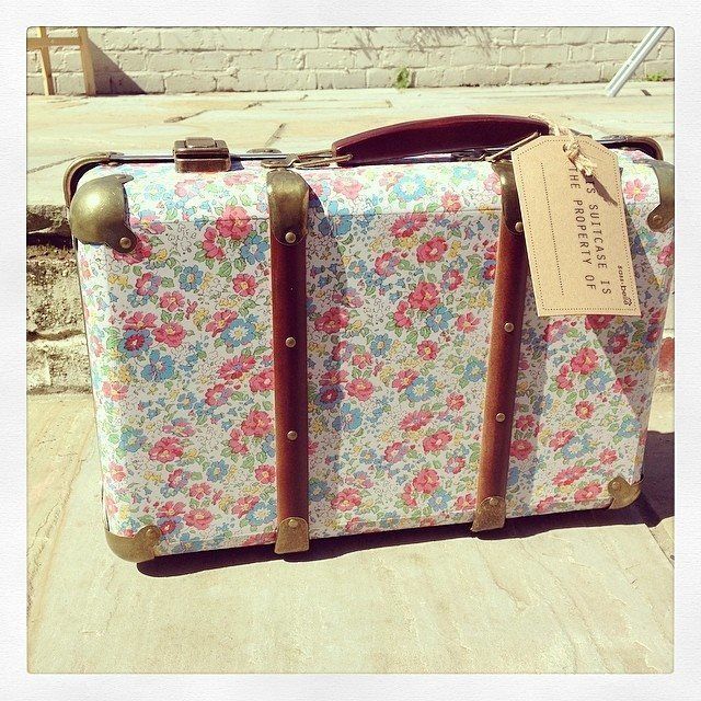 Beautiful Vintage Shabby Chic Suitcase - Spring ihearthomes Habitaciones de estilo rústico Accesorios y decoración