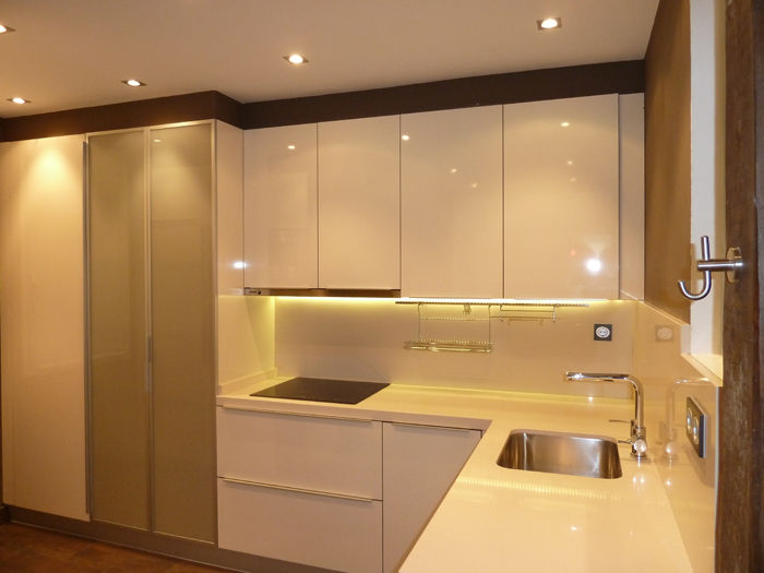 REFORMA DE VIVIENDA EN DONOSTIA, ERRASTI ERRASTI Modern kitchen