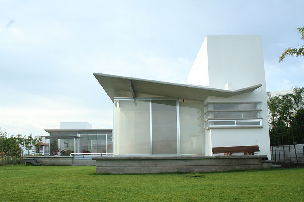 Casa Aburto, VG+VM Arquitectos VG+VM Arquitectos Modern balcony, veranda & terrace