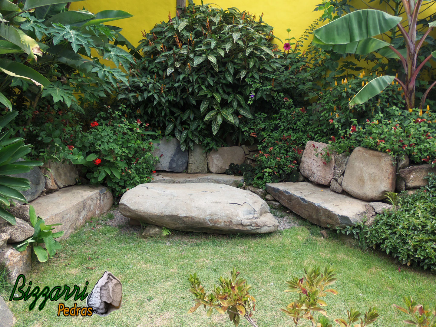 Banco com pedra moledo, Bizzarri Pedras Bizzarri Pedras Rustic style garden