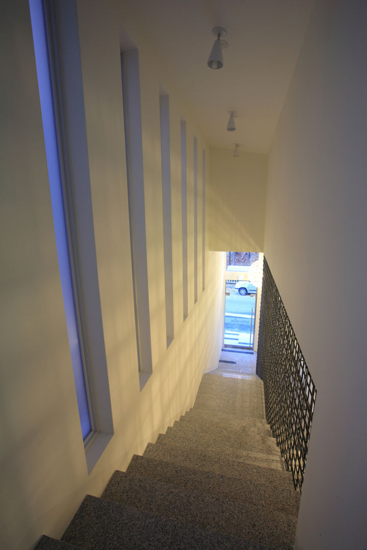 Coffee House, 현앤전 건축사 사무소(HYUN AND JEON ARCHITECTURAL OFFICE ) 현앤전 건축사 사무소(HYUN AND JEON ARCHITECTURAL OFFICE ) Modern corridor, hallway & stairs