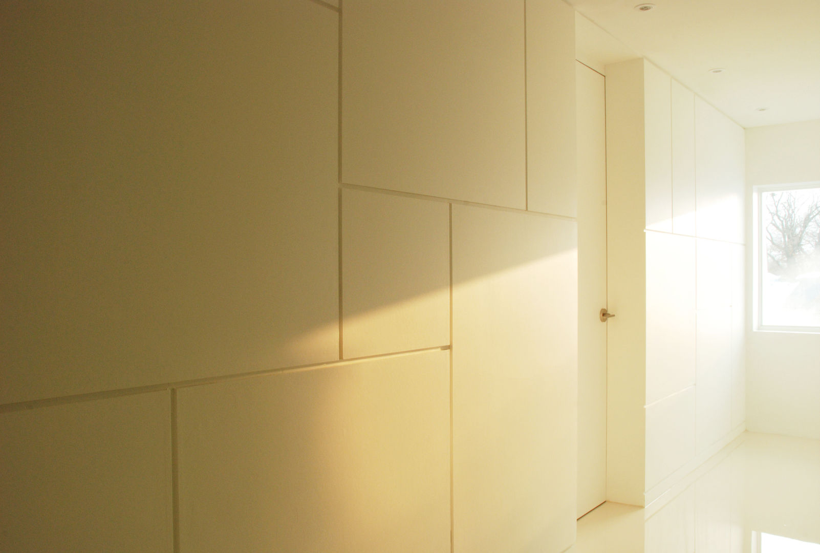 G House - Corridor NEN Pasillos, vestíbulos y escaleras de estilo minimalista