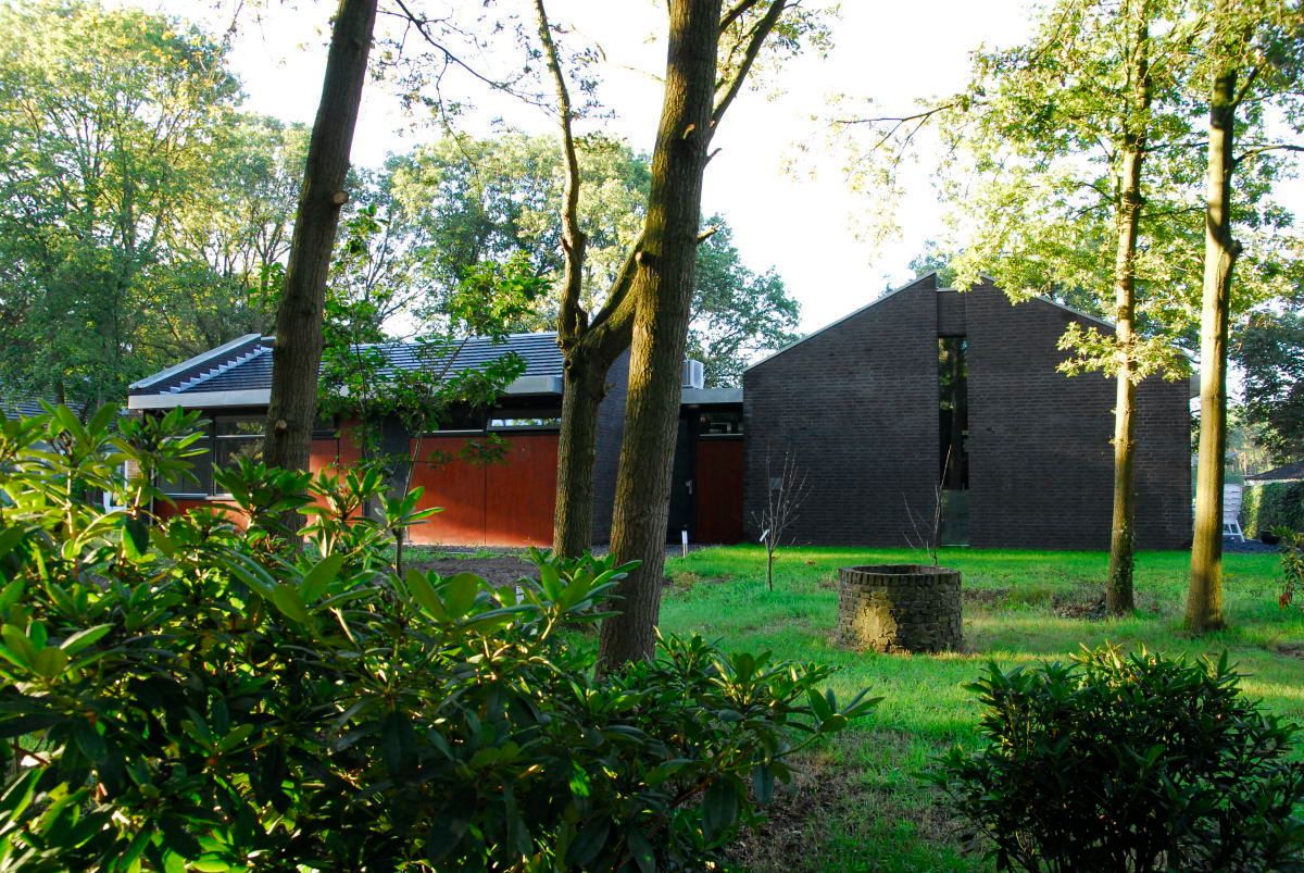 voorgevel - entree Villa Delphia Moderne huizen Plant,Het opbouwen van,Raam,Boom,Lucht,Natuurlijk landschap,Huis,Tak,Schaduw,land veel