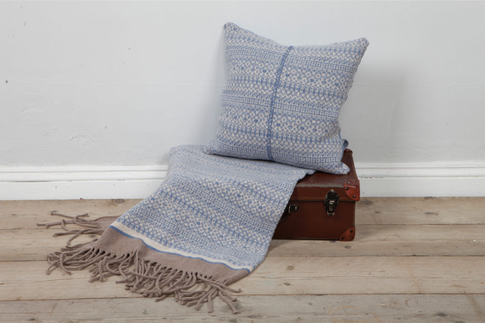 Soft blue/ linen 100% Lambs wool Cushion & Throw Suzie Lee Knitwear Dormitorios Textiles