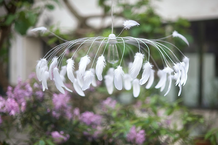 Séléné, suspension aérienne en métal et plumes d'oie, Plumavera Plumavera Casas de estilo ecléctico Accesorios y decoración