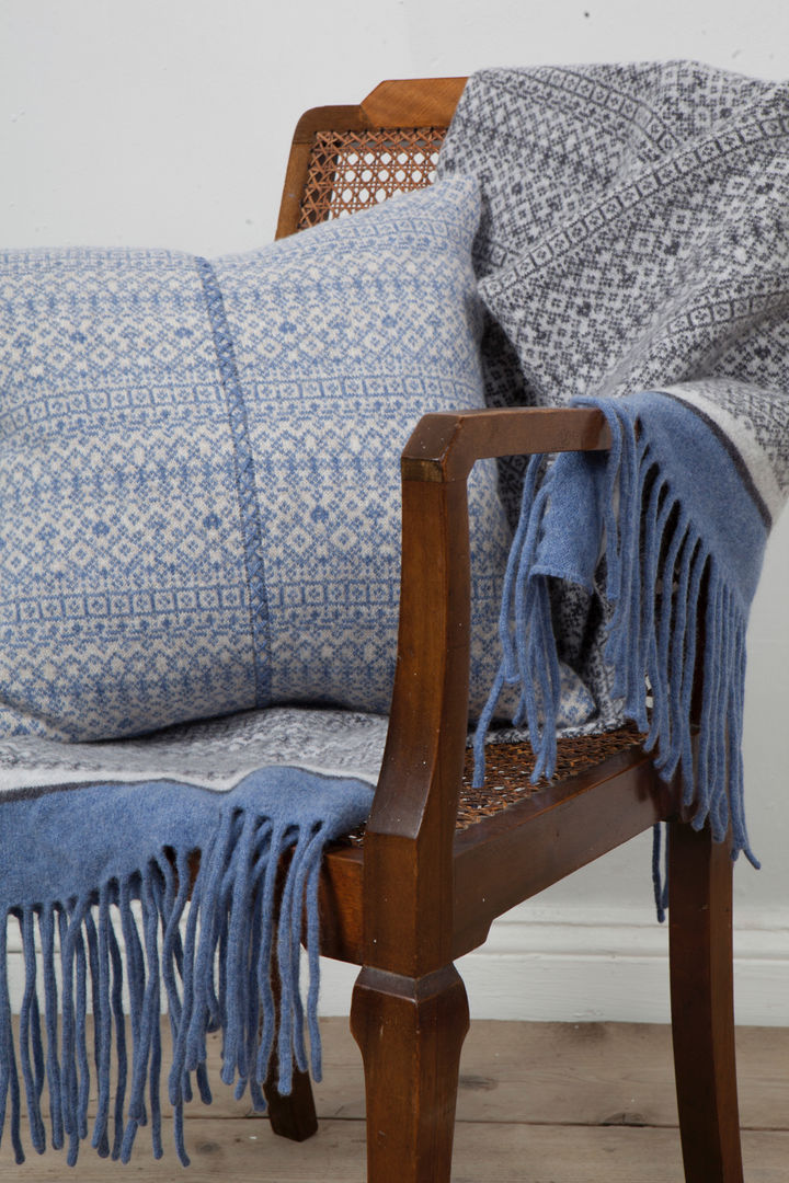 Soft blue/ linen 100% Lambs wool Cushion Suzie Lee Knitwear غرفة المعيشة Accessories & decoration