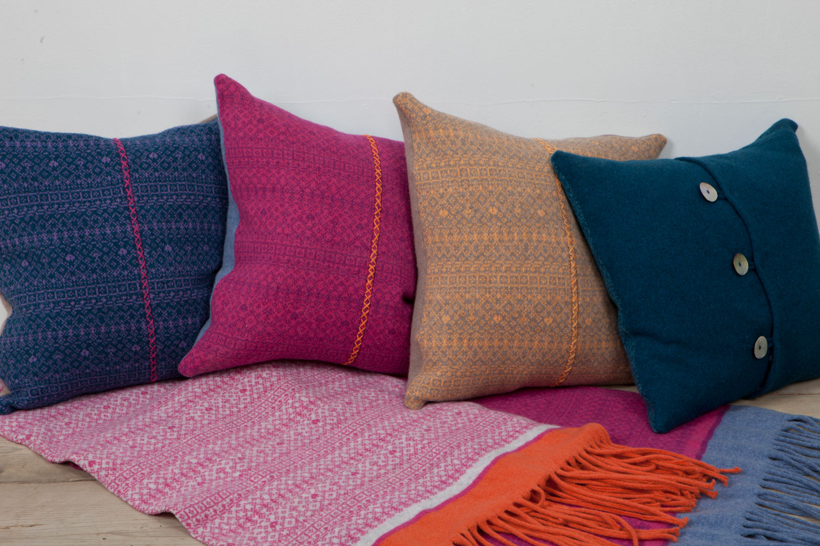 Scandinavian Be Bold - 100% Lambs wool Cushion & Throw, Suzie Lee Knitwear Suzie Lee Knitwear Salas de estar escandinavas Acessórios e Decoração