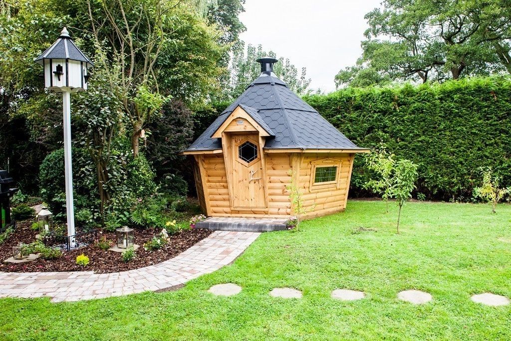 10m² Barbecue Cabin in a Derbyshire garden. Arctic Cabins Skandynawski ogród