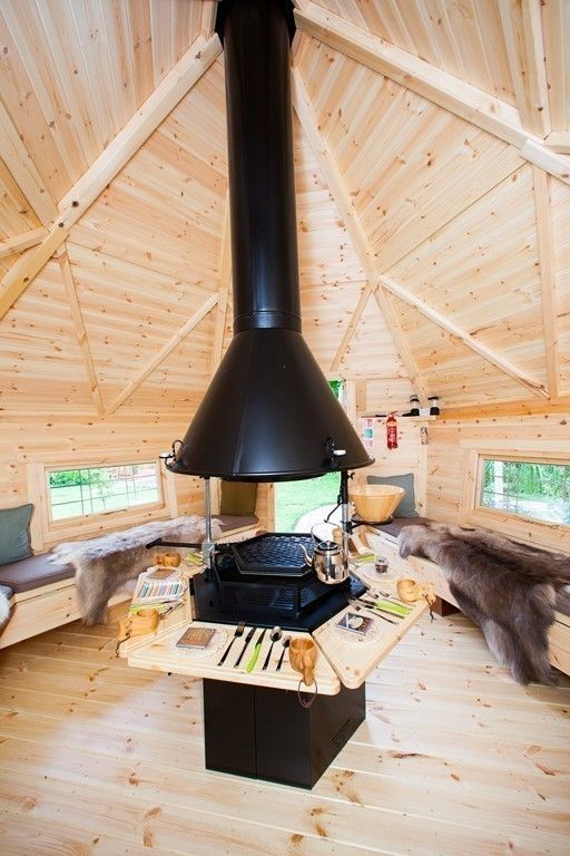 The interior of a 10m² Barbecue Cabin in a Derbyshire garden. Arctic Cabins 北欧風 庭