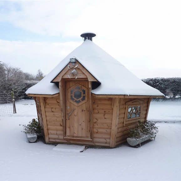 A 10m² barbecue cabin in a snowy garden. Arctic Cabins 北欧風 庭