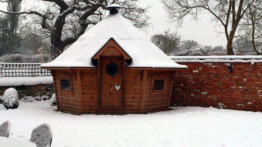 Snowy cabin! A fabulous relaxing space. Arctic Cabins حديقة