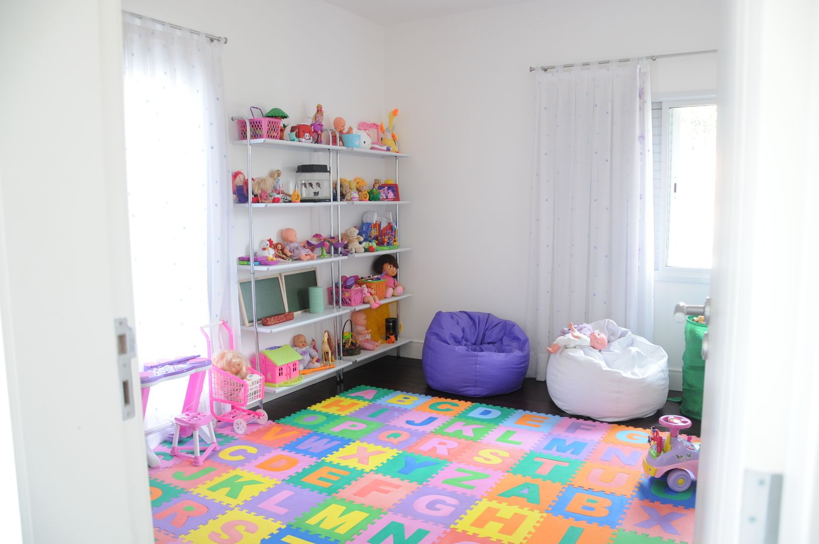 CASA SWISS PARK I, Renata Amado Arquitetura de Interiores Renata Amado Arquitetura de Interiores Nursery/kid’s room