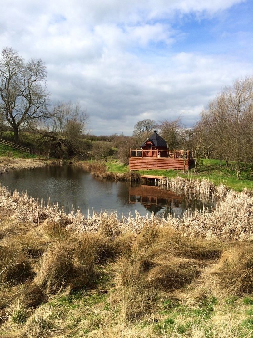 A 10m² barbecue cabin by a fishing lake - stunning views. Arctic Cabins 庭院