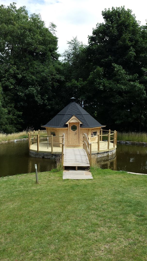 The ultimate mancave! This was constructed for a customer on his private lake at his home in South Cornwell. Arctic Cabins 庭院