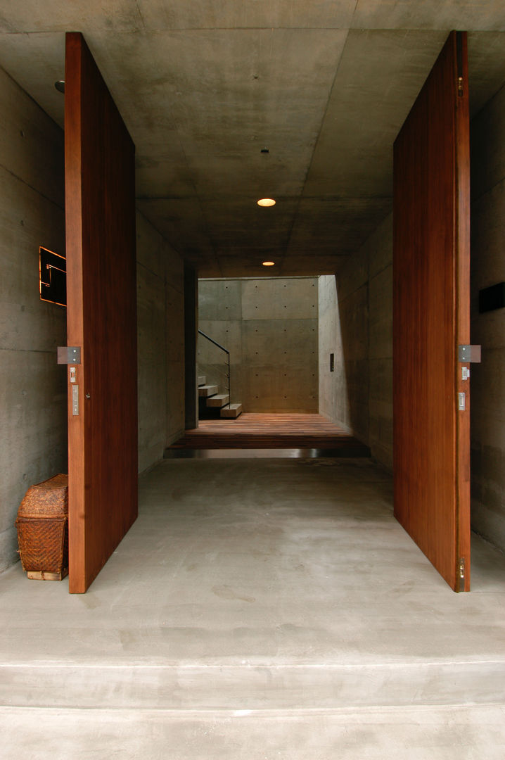 世田谷・桜の住宅, 井上洋介建築研究所 井上洋介建築研究所 Modern Corridor, Hallway and Staircase