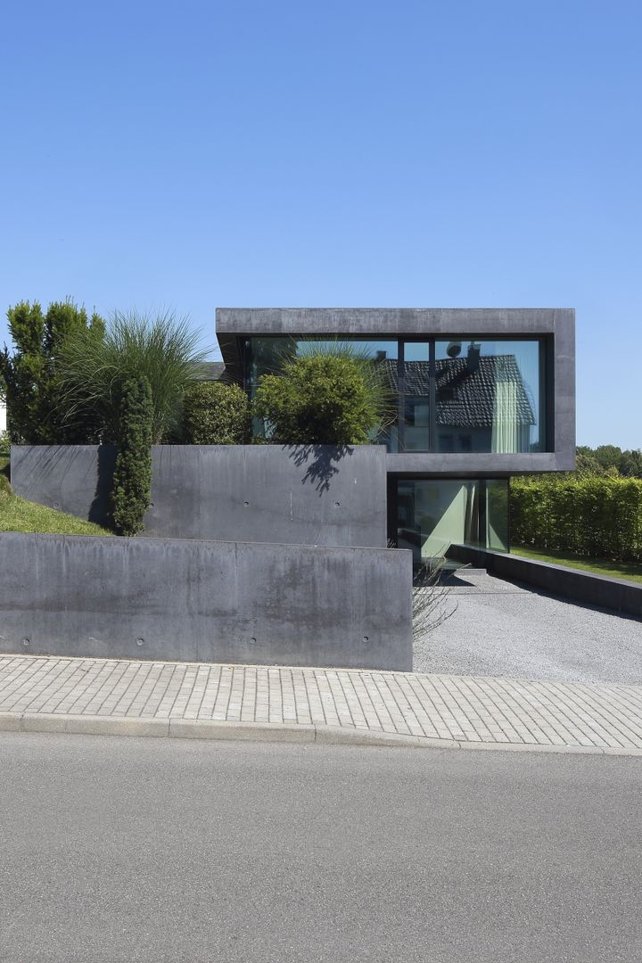 Modernes Einfamilienhaus aus Sichtbeton, Architekturbüro Dongus Architekturbüro Dongus Будинки