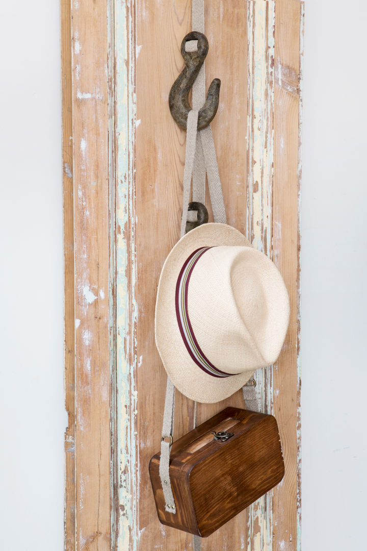 GRPL [Grapple], TAPEgear TAPEgear Rustic style corridor, hallway & stairs Clothes hooks & stands