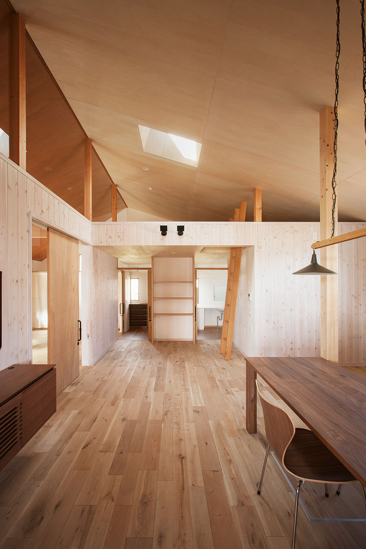 近江八幡の家・ダイニング タクタク／クニヤス建築設計 ラスティックデザインの リビング