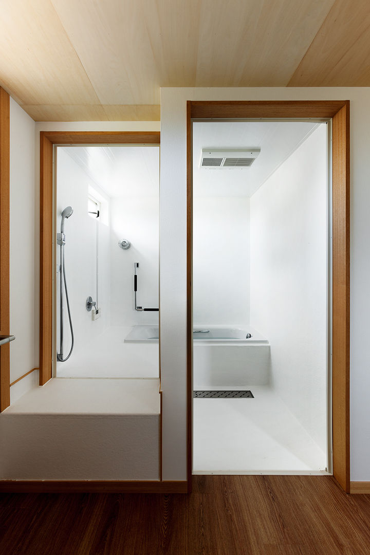 近江八幡の家（車椅子生活者のための平屋住宅）, タクタク／クニヤス建築設計 タクタク／クニヤス建築設計 Modern bathroom