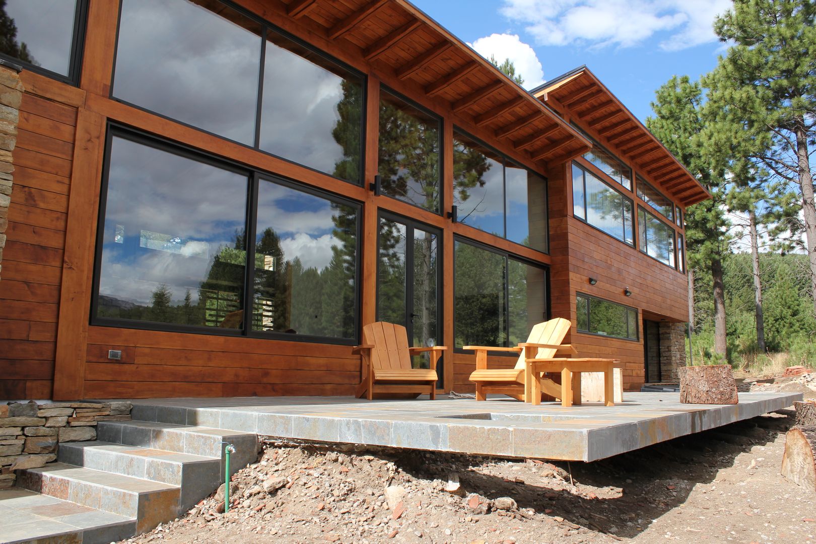 Casa Chapelco Golf - Patagonia Argentina, Aguirre Arquitectura Patagonica Aguirre Arquitectura Patagonica Modern balcony, veranda & terrace